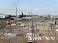 Сенатор Дина Оюн ознакомилась с ходом строительства школы в г. Чадане
