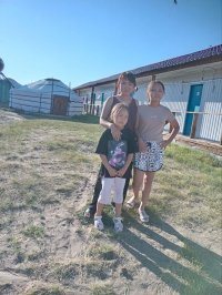 Отдых на берегу Дус-Холя проводит семья героя СВО из Тувы