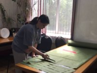 Разрезание полосок ткани для плетения маскировочных сетей для волонтеров Тувы автоматизировали