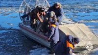 В Туве сотрудники МЧС России спасли рыбаков, попавших в шугоход