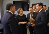 Тува приняла от Главы Калмыкии эстафету проведения Международного буддийского форума