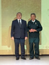Один из лучших волчатников Овюра Владимир Монгуш стал Заслуженным работником Республики Тыва