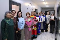 В Кызыле завершились курсы для жен и матерей героев СВО по пошиву национального пальто (тон)