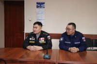 Министр МВД Тувы Юрий Завьялов вручил водительские права военнослужащему с ОВЗ