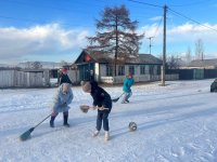 В улуг-хемском Арыскане в честь Дня матери сыграли в футбол с помощью метёл