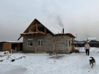 В Туве сиротам-погорельцам братьям Дангыт всем миром отстроили новый дом 