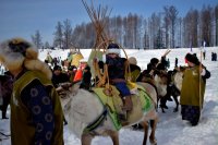 Маленьких тоджинцев везут на Елку Главы Тувы