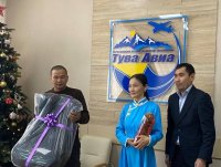 В Туве многодетным семьям вручили в подарок детские автомобильные кресла