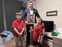 Министр по делам молодежи Тувы, Герой России Буян Куулар поздравил с новым годом семью погибшего участника СВО