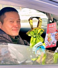 В Туве Дед Мороз и Снегурочка напомнили водителям о безопасности на дороге