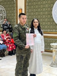 В Кызыле состоялось первое бракосочетание года. Участника СВО и его супругу поздравил Сергей Шойгу
