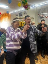 Фокусник Ай-Хаан Ондар выступил для подопечных домов-интернатов в Бурене и Дерзиг-Аксы