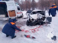 В Туве спасли двух мужчин, заблокированных в результате ДТП