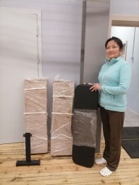 Участник СВО из Эрзинского кожууна купил в подарок районной спортшколе скамьи