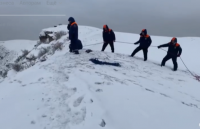 В Туве спасатели эвакуировали сорвавшегося со склона горы мужчину