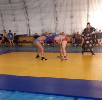 Полицейские Тувы померялись силами в национальной борьбе хуреш