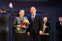 Экс-сенатор Галина Мунзук удостоена медали "За доблестный труд" Республики Тыва 