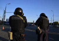 Мужчина, обмотанный проводами, устроил перестрелку с полицией в Туве