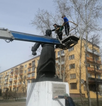 В Кызыле работники муниципального благоустройства помыли городские памятники