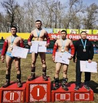 В Туве турнир по борьбе хуреш, посвященный Первомаю, завершился в 22 ч