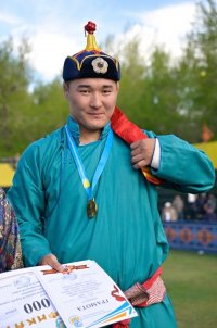 23-летний Бады-Маадыр Самдан победил в турнире по борьбе хуреш среди 105 сильнейших борцов Тувы
