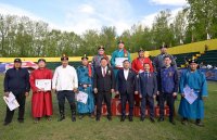 23-летний Бады-Маадыр Самдан победил в турнире по борьбе хуреш среди 105 сильнейших борцов Тувы
