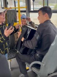 В Туве молодой баянист Найыр Бегзи порадовал пассажиров городского автобуса песнями о Победе