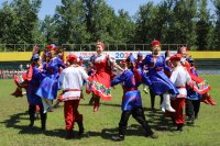 В честь Дня России в Кызыле развернули гигантские флаги России и Тувы