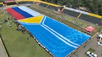 В честь Дня России в Кызыле развернули гигантские флаги России и Тувы