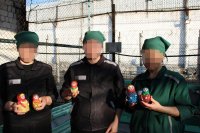 В Туве заключенные в СИЗО в качестве арт-терапии расписали матрешек