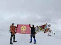 Флаг Кызыла подняли на высочайшую вершину Тувы