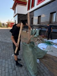 "Добрые сердца Тувы" убрали территорию у буддийского монастыря Тубтен Шедруб Линг