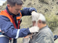 Выжил чудом: как с помощью дрона и вертолета Ми-8 спасли водителя, упавшего в УАЗе с 800-метрового обрыва в Туве