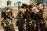 Судебный пристав из Тувы Айдын Куулар завоевал зеленый берет и получил именные часы от руководителя Службы