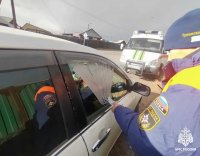 В поселке Каа-Хем ребенка из заблокированного авто пришлось вызволять спасателям МЧС